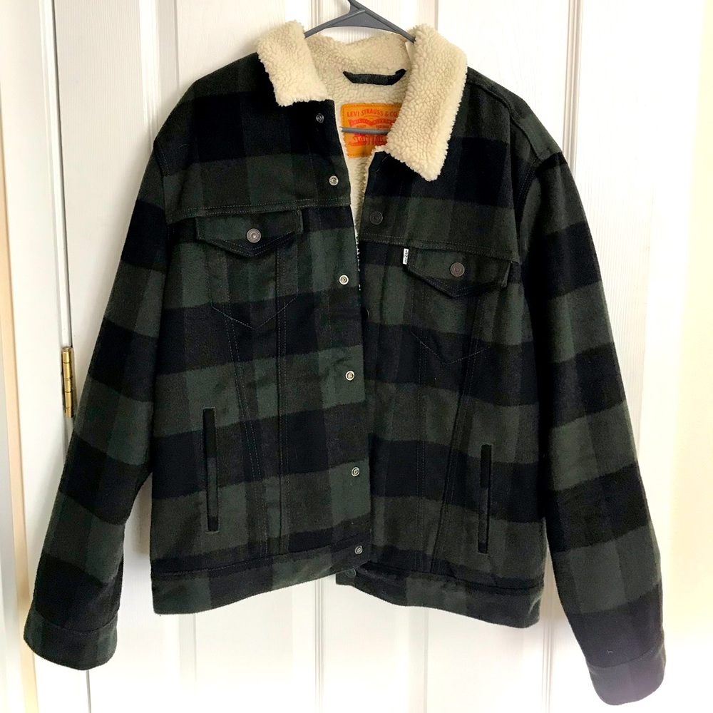 Levis, plaid winter coat. ‘Wool’ type lining. Size large
